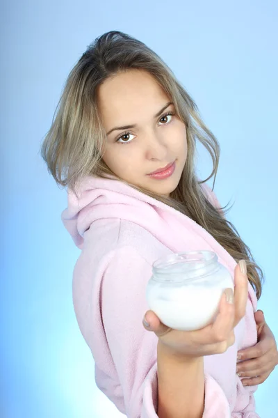 Mujer joven en bata de baño con crema después del baño — Foto de Stock