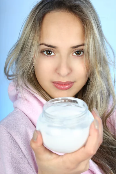 Ritratto di giovane donna con crema dopo bagno — Foto Stock