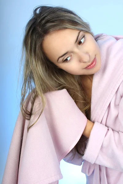 Ung kvinna torkning håret med en handduk — Stockfoto