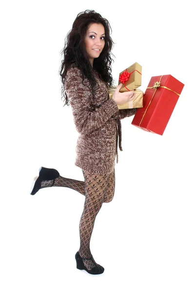 Attraktiv kvinna i brun cardigan med presenterar — Stockfoto