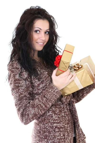 Приваблива жінка в коричневому кардигані з подарунками — стокове фото
