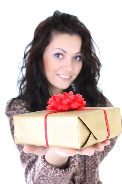 Attraktive Frau mit Geschenk weiß — Stockfoto