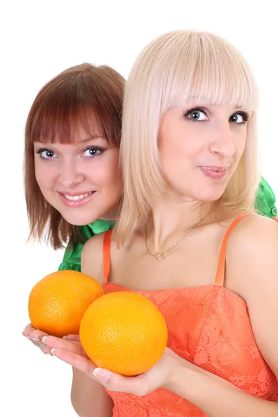 Iki genç çekici kadın portakal ile — Stok fotoğraf