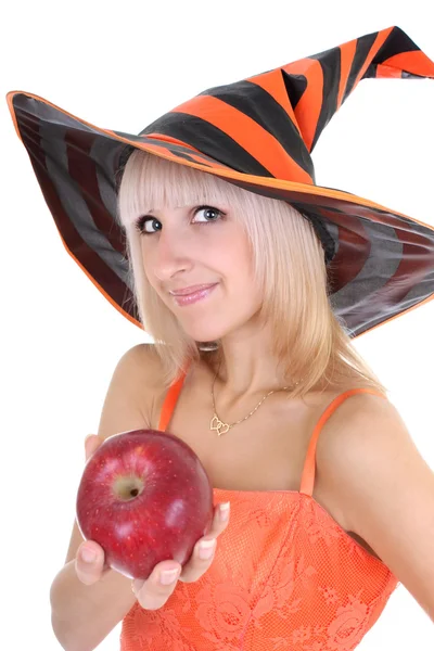 Kırmızı elma ile şapkalı çekici genç kadın — Stok fotoğraf