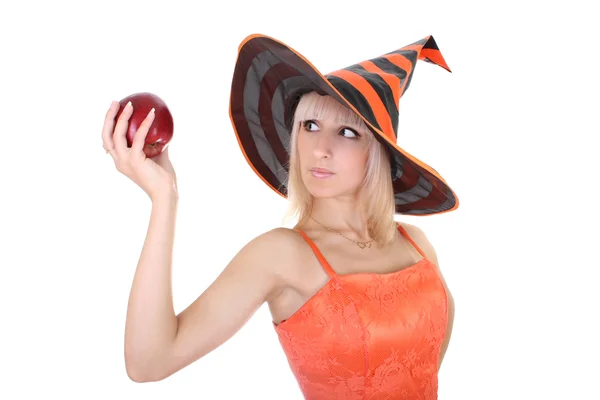 Kırmızı elma ile şapkalı çekici genç kadın — Stok fotoğraf