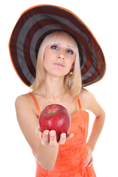 若い魅力的な女性の帽子を与える赤いリンゴ。アップルに焦点を当てる — ストック写真