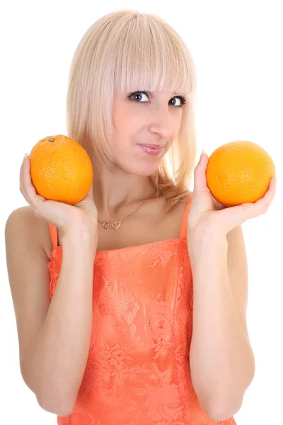 Ung attraktiv kvinna med två apelsiner — Stockfoto