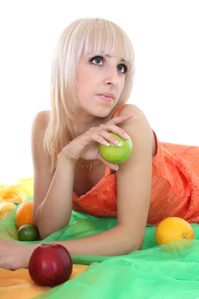 Unga attraktiva blondin med frukter liggande — Stockfoto