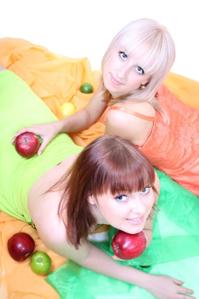 Unga attraktiva blondin med frukter liggande — Stockfoto
