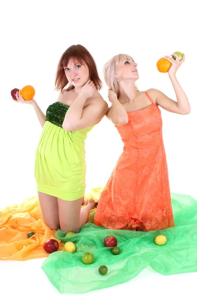 フルーツを持つ 2 つのセクシーな女性 — ストック写真
