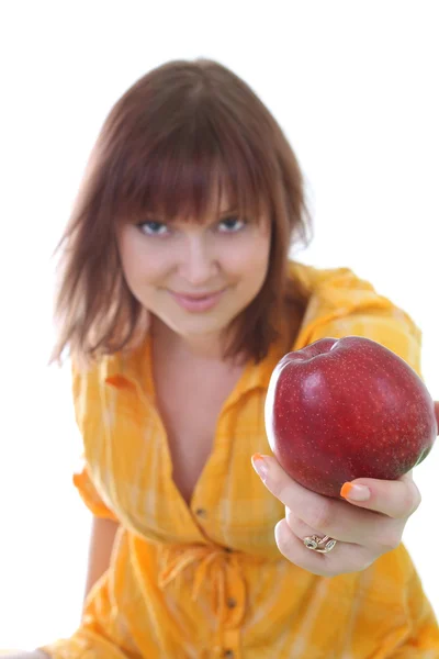 Ελκυστική κοπέλα με κόκκινο μήλο. μήλο στο επίκεντρο — Φωτογραφία Αρχείου