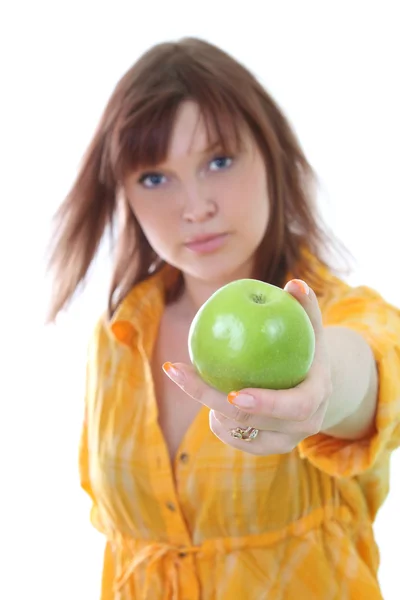 Joven atractiva con manzana verde. Apple en foco — Foto de Stock