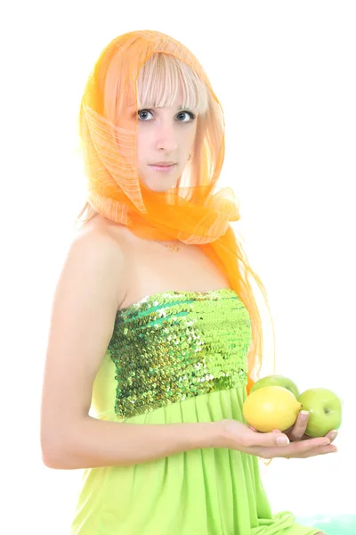 Ελκυστική ξανθιά με δύο μήλα και λεμόνι — Φωτογραφία Αρχείου