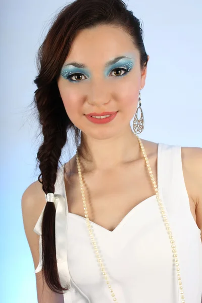 Porträt einer schönen Frau mit Make-up — Stockfoto
