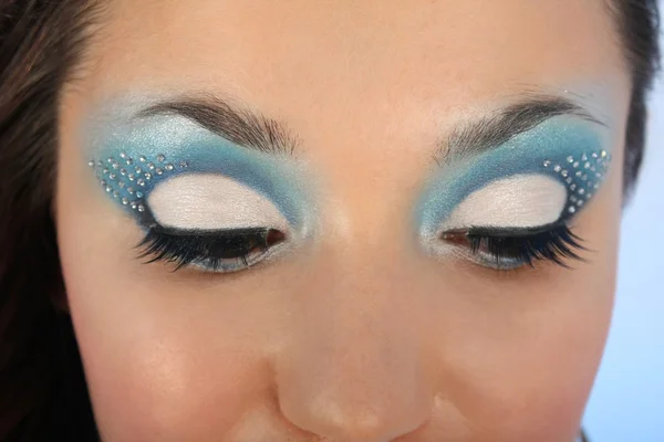 Kvinnliga ögon med blå make-up — Stockfoto