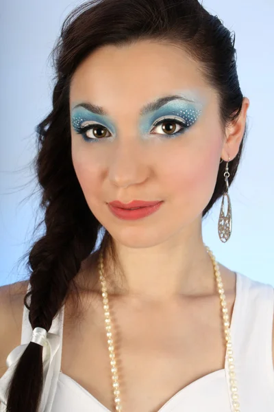 Retrato de uma mulher bonita com maquiagem azul — Fotografia de Stock