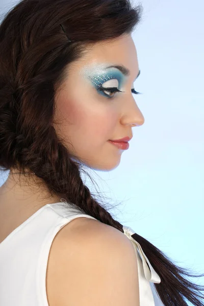 Retrato de mujer hermosa con maquillaje azul — Foto de Stock