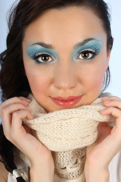 Närbild porträtt av vacker kvinna med vintern make-up — Stockfoto