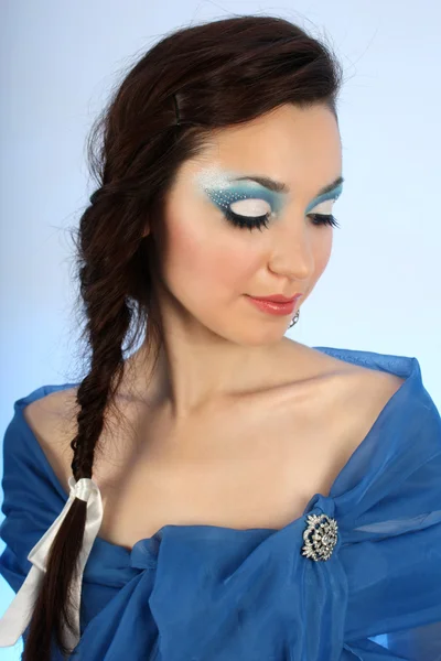 Atrakcyjna kobieta w kolorze niebieskim z make-up — Zdjęcie stockowe