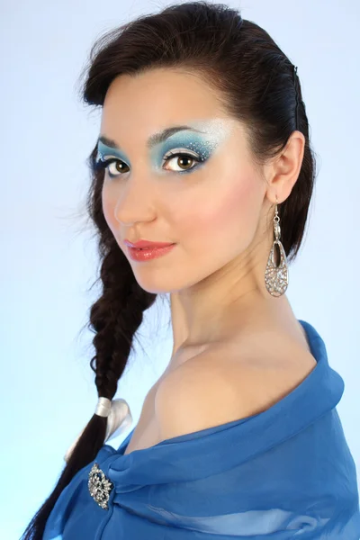 Attraktiv kvinna i blått med make-up — Stockfoto