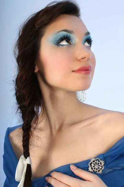 Attraktive Frau mit Make-up nachschlagen — Stockfoto