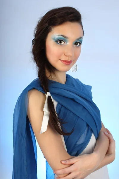 블루 메이크업으로 아름 다운 여자의 초상화 — 스톡 사진