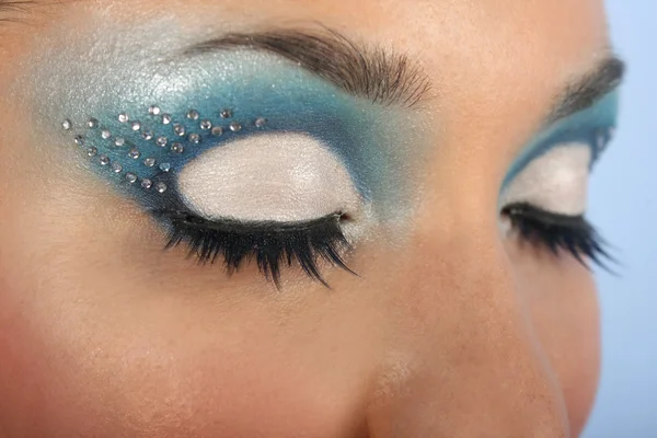 Vrouwelijke ogen met blauwe make-up — Stockfoto