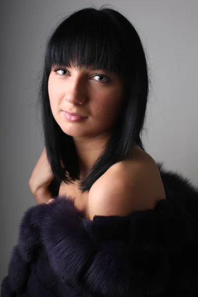 Kürk ceket genç kadının portresi — Stok fotoğraf
