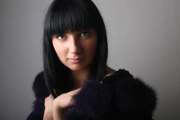 Kürk ceket genç kadının portresi — Stok fotoğraf