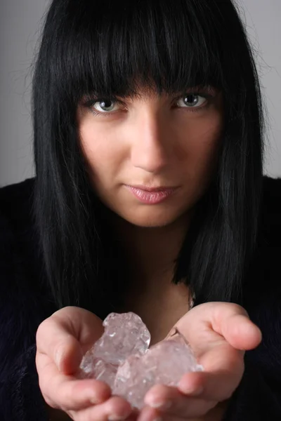 Молода жінка в шубці з кубиками льоду — стокове фото