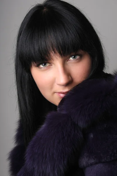 毛皮大衣的年轻 brynette 女人的肖像 — 图库照片
