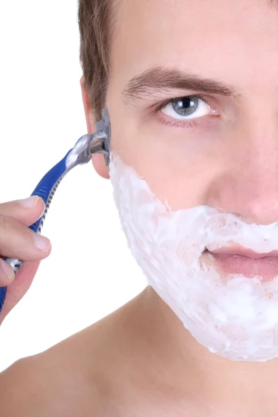 Junger Mann rasiert sich mit Rasiermesser aus nächster Nähe — Stockfoto