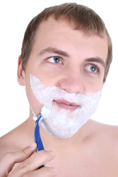 Junger Mann rasiert sich mit Rasiermesser — Stockfoto