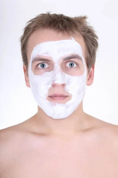 Genç adam yüzünde kozmetik maskesi — Stok fotoğraf