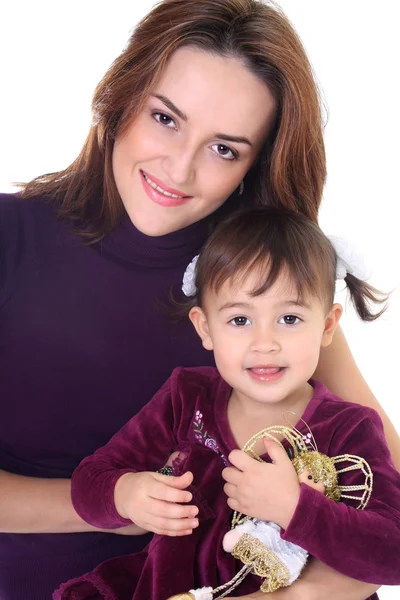 Портрет улыбаясь мать и дочь в фиолетовая — стоковое фото