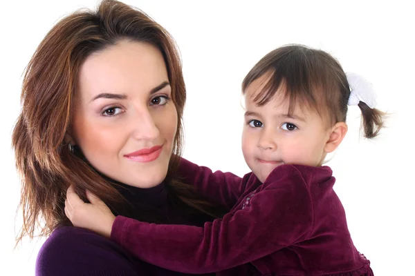 Портрет усміхненої матері і дочки в фіолетовому — стокове фото