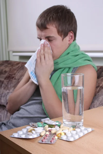 Homme malade avec verre et tablettes d'eau — Photo