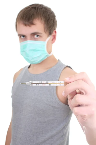 Jonge man in beschermend masker met thermometer — Stockfoto