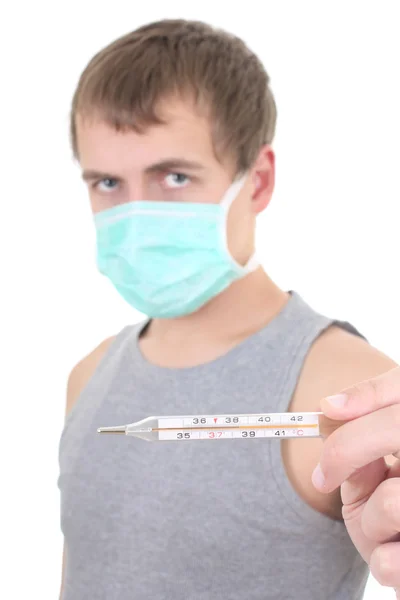 Jonge man in beschermend masker met thermometer — Stockfoto