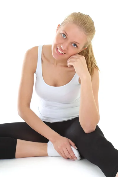 Sportliche Frau sitzt isoliert weiß — Stockfoto