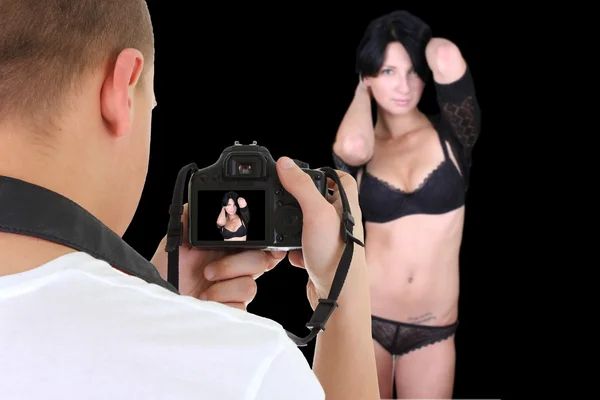 Fotógrafo con la joven modelo en ropa interior negro — Foto de Stock