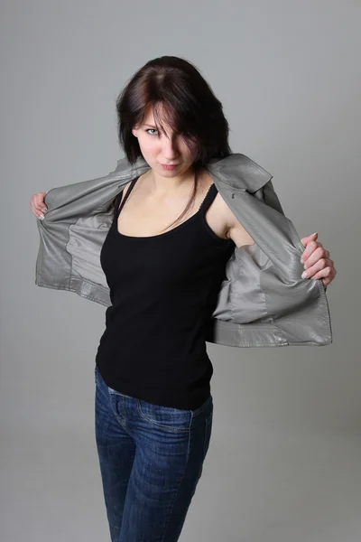 Güzel bir kadın deri ceket ve kot pantolon — Stok fotoğraf