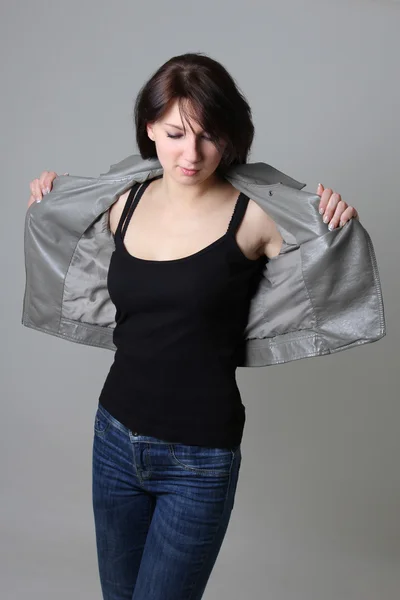 Mulher de jeans e jaqueta de couro — Fotografia de Stock