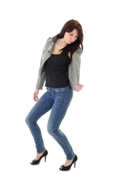 Donna in jeans e giacca di pelle ballando — Foto Stock