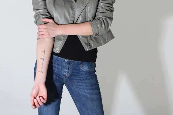 Tatuagem de mulher mostrando na mão dela — Fotografia de Stock