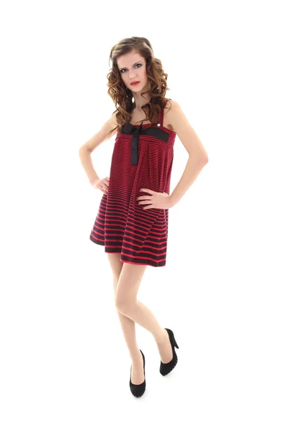 Молода модель в червоній сукні позує на білому тлі — стокове фото