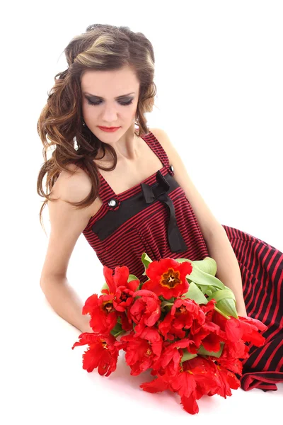 Jovem modelo com um vestido vermelho com flores sonhando sobre branco — Fotografia de Stock