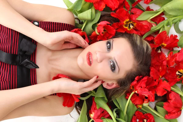 Krásná dívka leží na květiny — Stock fotografie