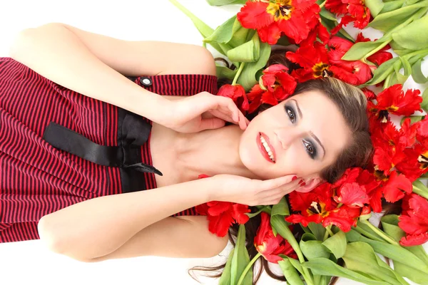 Krásná mladá dívka leží na tulipány — Stock fotografie