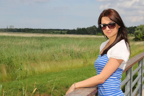 Bella donna in piedi in campo nel periodo estivo — Foto Stock